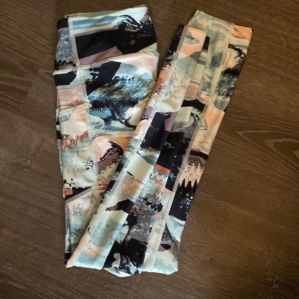 Make an offer!! Underarmer leggings. Size small.
